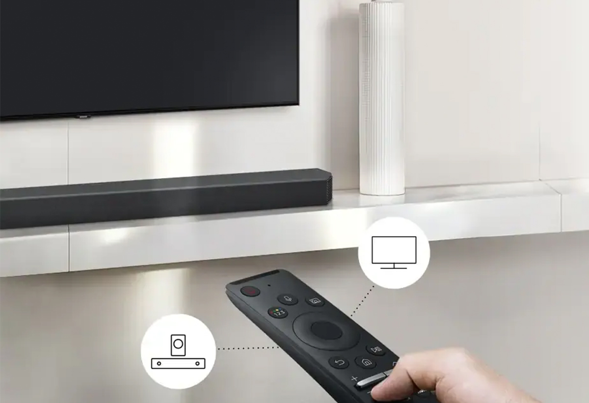 Απεικονίζεται η χρήση του τηλεχειριστηρίου σε τηλεόραση και soundbar.